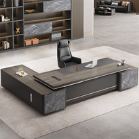 Bureau de direction moderne de luxe de grande taille à tons sombres personnalisable avec un large bureau et un cabinet