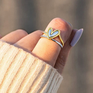 Elegante Anello a Cuore Bicolore con Design Minimalista e Bordo Dorato, Gioiello da Donna alla Moda per Uso Quotidiano, Regalo Chic - Product Image 2
