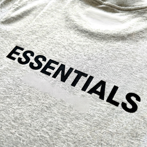 เสื้อยืดแขนสั้นสีเทาสำหรับผู้ชาย Custom Essentials โลโก้ยางนูน สไตล์ไฮสตรีท คอกลม ทรงปกติ ผ้าฝ้าย 100% ปรับแต่งได้ - Product Image 2