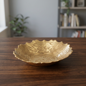 Assiette décorative en métal faite à la main avec motif végétal gravé, forme irrégulière, design traditionnel chinois - Product Image 3