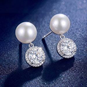 Boucles d'oreilles pendantes en cuivre plaqué argent avec perle blanche ronde et halo de zircon cubique pour femme, grandes boucles d'oreilles en zircon pavé, bijoux en perles, cadeau de mariage - Product Image 4
