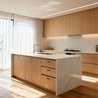 Lemari Dapur Kayu Klasik Model Shaker dengan Pintu Kaca, Lampu LED, Gagang Emas, Kabinet Kustom untuk Rumah Bergaya Farmhouse