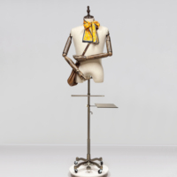Mannequin homme en fibre de verre pour le haut du corps, avec bras en bois, tissu en lin beige, base à poulies croisées, pose debout, pour vêtements