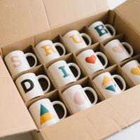 Livraison gratuite Tasse en céramique personnalisée rétro irrégulière avec logo personnalisé Tasse florale de Noël avec poignée de dessin animé drôle