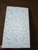 Plafond en laine minérale moderne de 595*595 mm, épaisseur 14 mm, fabriqué en usine, ignifuge et résistant à l'humidité, pour hôtels, gymnases, centres commerciaux