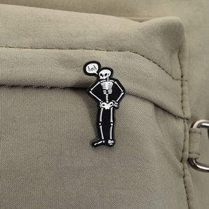 Dunkler Niedlicher Totenkopf Emaille-Anstecker mit Comic-Bubble-Design, Schwarz-Weißer Totenkopf, Goth-Humor Brosche Großhandel - Product Image 3