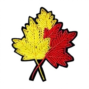 Insignias de nombre de silicona 3D personalizadas Diseño de hoja 3D Insignias cosidas con bordado de seda y esmaltado para bolsos Logotipo de tamaño personalizado - Product Image 1