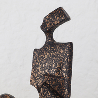 Sculpture abstraite de figure assise beige bronze moucheté, artisanat métallique, base en travertin, ornement de bureau d'hôtel, décoration de luxe