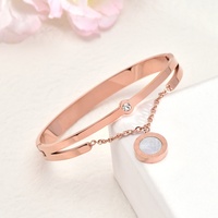 Bracelet jonc ouvert tendance pour femme avec boucle, en acier titane 316L plaqué or rose, incrustation de coquillage, logo personnalisé, vente en gros