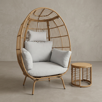 Natürliches PE-Rattan Eierstuhl-Set mit Rundem Beistelltisch und Weißen Kissen
