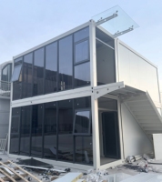 Maison Modulaire Conteneurisée à Deux Étages avec Escalier en Verre - Ignifuge, Installation Rapide, Design Moderne pour Bureau Temporaire ou Parc