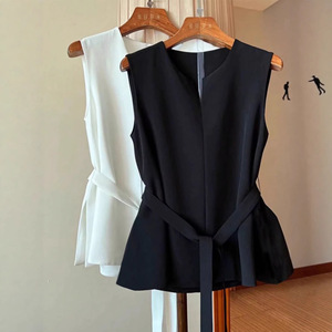<span class=keywords><strong>Gilet</strong></span> de costume élégant noir et blanc pour <span class=keywords><strong>femme</strong></span>, collection Printemps-Automne 2026, coupe ajustée <span class=keywords><strong>avec</strong></span> <span class=keywords><strong>ceinture</strong></span>, sans manches, style veste courte à motif cheval. - Product Image 1