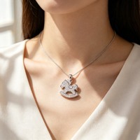 Collier pendentif tendance et polyvalent en alliage de cuivre, style cheval de Troie de dessin animé, incrusté de zircon transparent, pour femme, idéal pour les soirées