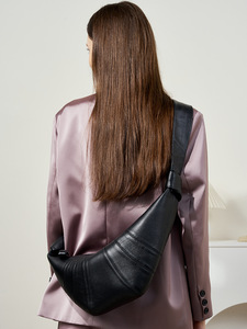 Sac croissant en cuir d'agneau pleine fleur français pour femme, sac bandoulière en cuir véritable, sac épaule croissant de lune - Product Image 2