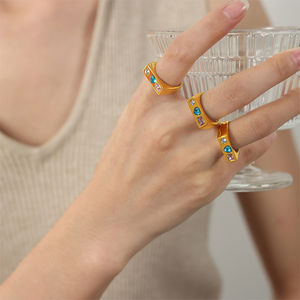 Bijoux fantaisie de haute qualité, bague en acier inoxydable plaqué or 18 carats avec zircon en forme de cœur pour femmes - Product Image 5