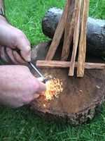 Kit de survie et de camping d'urgence pour l'extérieur : Allume-feu en ferrocérium, allume-feu en bois gras et ensemble de rangement