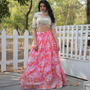 ชุดเลเฮนกาโชลีสำหรับงานปาร์ตี้ของผู้หญิงอินเดีย พิมพ์ลายดิจิทัล ผ้าจอร์เจตต์เทียม ประดับเลื่อมหนัก ปักด้วยด้าย งานแฮนด์เมด ขายส่งสำหรับผู้หญิง - Product Image 1