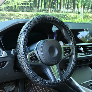 Funda de Cuero para <span class=keywords><strong>Volante</strong></span> de Coche con Patrón de Cocodrilo Negro, Agarre Cómodo, Duradera, Fácil de Instalar, Universal - Product Image 2