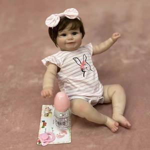 Poupée Reborn en Vinyle de <span class=keywords><strong>18</strong></span> Pouces pour Filles, Cheveux Bouclés Réalistes, Poupée Nouveau-né Réaliste avec Jeu d'Imitation et Décoration de Crèche - Product Image 4