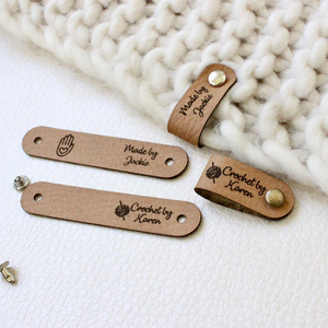Personalisierte Neue Marken-Etiketten aus PU-Kunstleder mit Gravur, Faltbar, für Kleidung, Handgefertigtes Logo-Lederetikett für Bekleidung, Kleidung, Strickwaren - Product Image 1
