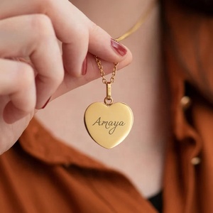 Collier personnalisé avec citation, <span class=keywords><strong>proverbe</strong></span>, logo gravé, cœur, délicat, pour femmes, pendentif cœur en or 18 carats, 2023 - Product Image 1