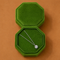 Boîte à bijoux hexagonale en velours vert foncé pour la vente en gros, avec éponge et doublure en flanelle, logo personnalisé disponible