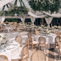 Vente en gros de chaises de soirée empilables en bois massif à dossier rond vintage Louis pour événement de mariage à louer