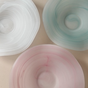 <span class=keywords><strong>Assiette</strong></span> ronde en <span class=keywords><strong>verre</strong></span> artisanal durable au design contemporain et moderne, motif uni, en stock pour les événements festifs et les mariages - Product Image 2