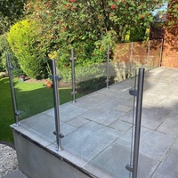 Poteau de balustrade de balcon en verre trempé avec balustres en acier inoxydable 304/316 sans cadre, pince à verre résistante à la rouille