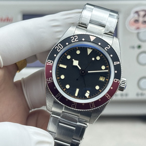 Cadran rétro Coke, cadre en aluminium rouge et noir COKE, 39 mm, équipé d'un mouvement à quatre aiguilles pour deux fuseaux horaires, en acier inoxydable. - Product Image 3