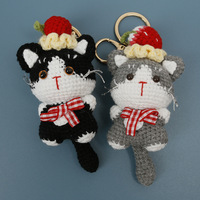 Porte-clés chat en crochet fait main avec breloque nœud rayé rouge fraise, pendentif poupée amigurumi chaton, décoration de sac à main, cadeaux pour femmes