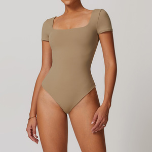Tuta Intera da Donna Aoyema per Palestra e Fitness, Jumpsuit Yoga Traspirante Aderente a Maniche Corte per Allenamento - Product Image 5