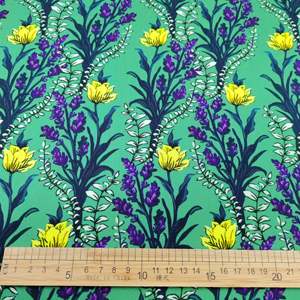 Nueva Tela Popelina de Algodón Peinado Suave con Patrón de Flores Amarillas sobre Base Verde y Ramitas de Flores Púrpuras, Ligera - Product Image 3