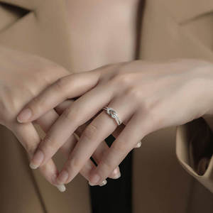 Joyería al por Mayor de Alta Calidad, Anillo Ajustable con Cristales Pavé y Nudo de Amor Retorcido para Mujer - Product Image 4