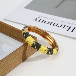 Venta al por mayor de fábrica: Brazaletes de aleación esmaltada estilo bohemio de moda para mujer, adornos de mano de alta calidad con líneas modernas y efecto de goteo de aceite. - Product Image 5