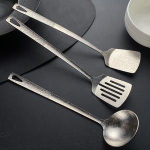ชุดอุปกรณ์ครัวไทเทเนียมแท้ 3 ชิ้น ด้ามจับแบบตอกลาย ตะหลิว ช้อนรู ทัพพี ใช้กับเตาอบได้ ล้างมือเท่านั้น - Product Image 1
