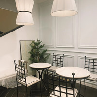 Ensemble de mobilier de salle à manger d'extérieur de style campagnard français, table et chaises de restaurant commercial pour hôtel, café, jardin
