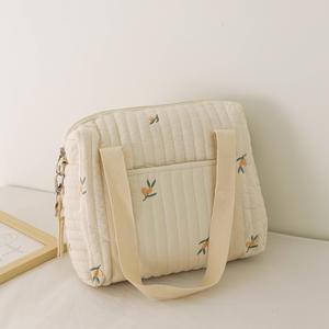 Sac à dos souple à bandoulière avec broderie d'ours mignon et de fleurs, pour le rangement, les voyages et les sorties - Product Image 2