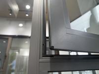 Ventana Abatible Moderna de Aluminio con Rotura de Puente Térmico y Doble Acristalamiento para Ahorro de Energía