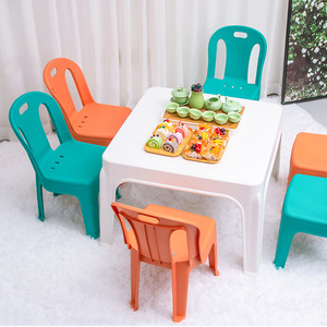 Table carrée en plastique pour enfants avec chaises, ensemble de meubles durables pour salle de jeux intérieure - Product Image 1