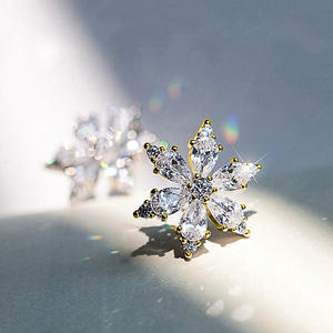 Orecchini a Perno E3912 con Fiore, Cristalli Dorati e Strass, Lussuosi per Uso Quotidiano Femminile - Product Image 4