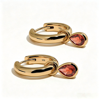Pendientes de Aro Gemnel Apilables y Desmontables con Dije de Pera, Circonita Cúbica de Granate Brillante y Baño Multicolor para Estilo de Oreja en Capas