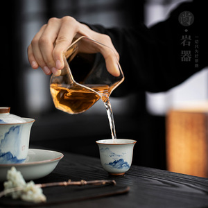 Taza de té de porcelana azul y blanca, pintada a mano con paisaje, tazón pequeño de cerámica, estilo tradicional chino para el té de la tarde - Product Image 2
