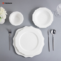 Service de vaisselle de table en porcelaine et céramique, bord doré en forme de fleur, pour restaurant, mariage, fête, banquet