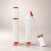 Tubes de brillant à lèvres liquide végétalien personnalisables avec logo, 5 ml, bandes dorées, corps blanc mat, fenêtre transparente, applicateur floqué, pour marques de beauté OEM