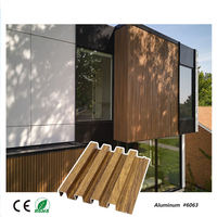 Panneaux de revêtement muraux extérieurs en métal Panneaux muraux cannelés en aluminium à grains de bois résistants aux UV