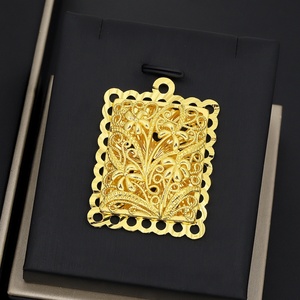 Pendentif de mariage carré grand format plaqué or 24 carats avec sertissage griffe, design JXX, bijoux unisexe - Product Image 5