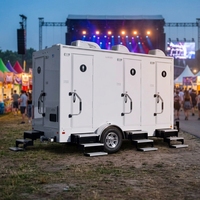 Remorque de toilettes mobiles à quatre portes et quatre compartiments avec plomberie autonome et conception accessible aux personnes handicapées