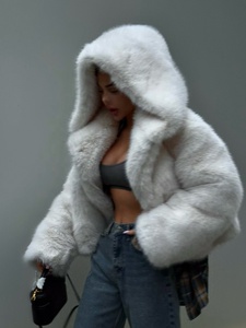 Zeyu 2026 Nouvelle Veste Tendance Blanche à Capuche en Fausse Fourrure pour <span class=keywords><strong>Femme</strong></span>, Coupe Courte, Grand Col Revers, Ample, Douce et Chaude, Style Urbain Hiver - Product Image 2