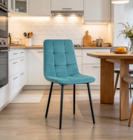 Chaise d'appoint en tissu matelassé à grille, texture minimaliste et chaleureuse, idéale pour l'aménagement de maisons d'hôtes et d'appartements de vacances